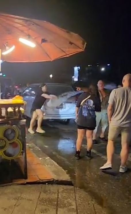 Το προσωπικό του πέταξε ένα μπουκάλι νερό
