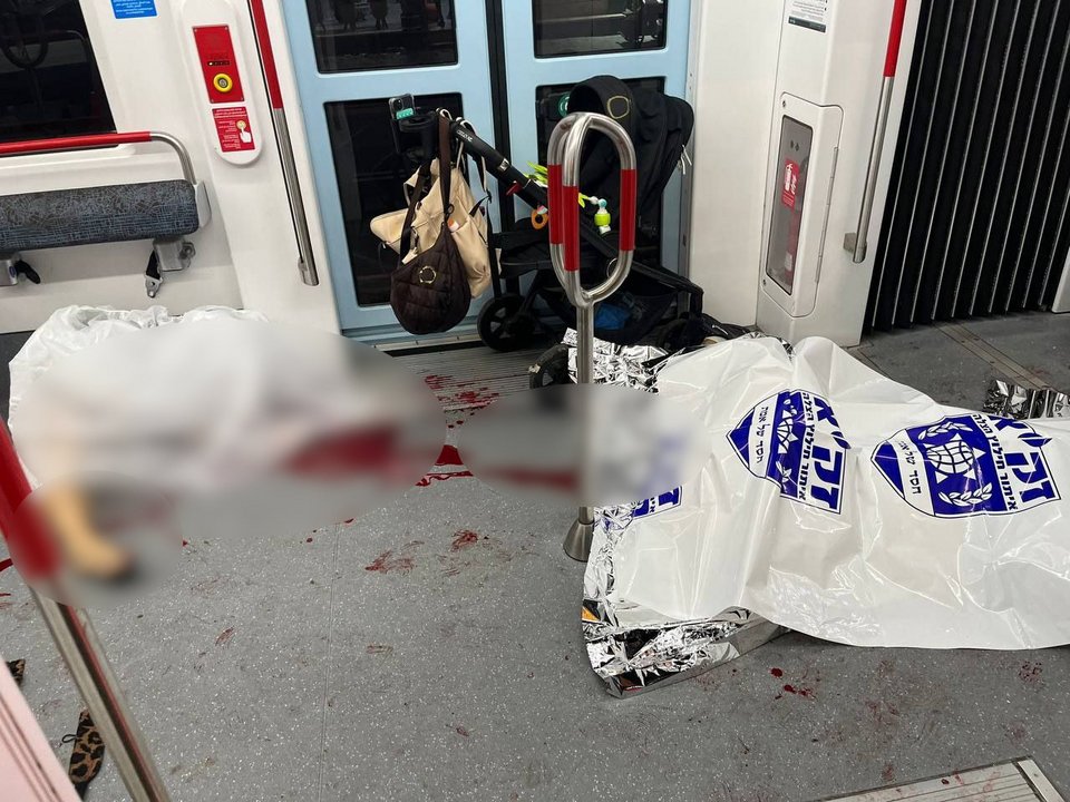 Πλάνο από το τραμ στον σταθμό που πραγματοποιήθηκε η τρομοκρατική επίθεση