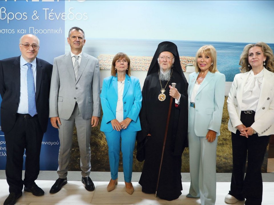 Δημήτρης Εφραίμογλου, Γιώργος Παπαθεοδώρου (Πρόεδρος του Συλλόγου Ιμβρίων), Κατερίνα Σακεραλοπούλου (Πρόεδρος της Δημοκρατίας), Οικουμενικός Πατριάρχης κ.κ. Βαρθολομαίος, Δέσποινα Πορτοκάλη (Επικεφαλής της Οργάνωσης), Σοφία Κουνενάκη Εφραίμογλου