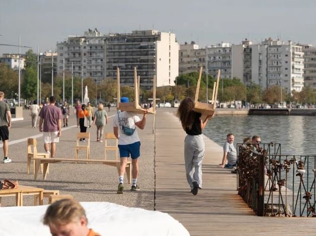 Η Βάλια και οι τρεις Γάλλοι που συμμετέχουν στη δράση, μετακινούσαν με τα χέρια τους τα έπιπλα τους ανά 500 μέτρα καθημερινά, στήνοντας το νοικοκυριό τους