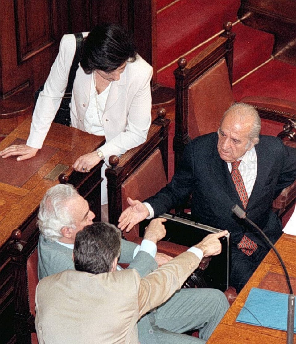 Η Βάσω Παπανδρέου στα κυβερνητικά έδρανα της Βουλής παρακολουθεί τη συνομιλία Ευάγγελου Γιαννόπουλου και Άκη Τσοχατζόπουλου