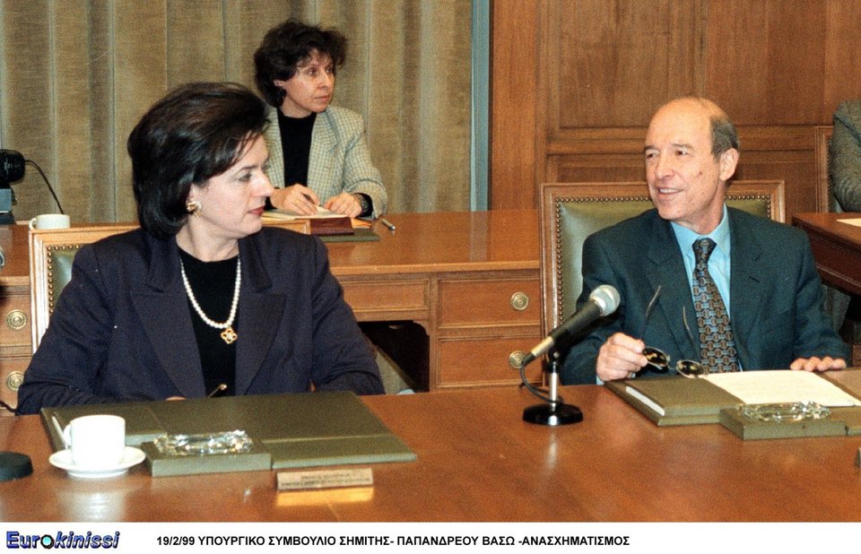 Η Βάσω Παπανδρέου και ο Κώστας Σημίτης σε υπουργικό συμβούλιο το 1999