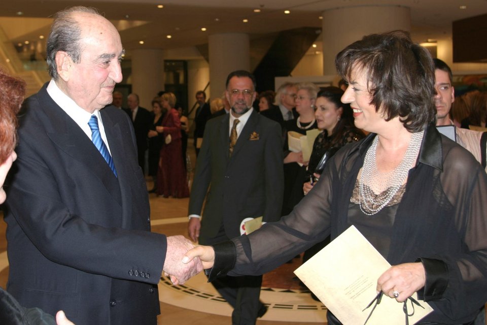 Η Βάσω Παπανδρέου χαιρετά τον Κωνσταντίνο Μητσοτάκη