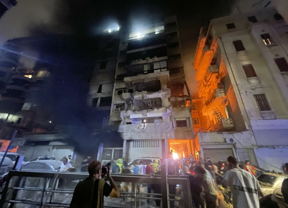 Κτίρια τυλιγμένα στις φλόγες από ισραηλινό βομβαρδισμό στη Βηρυτό / Φωτογραφία AP