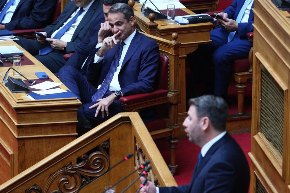 Ο Κυριάκος Μητσοτάκης επέστρεψε στην Ολομέλεια της Βουλής για την τοποθέτηση του Νίκου Ανδρουλάκη