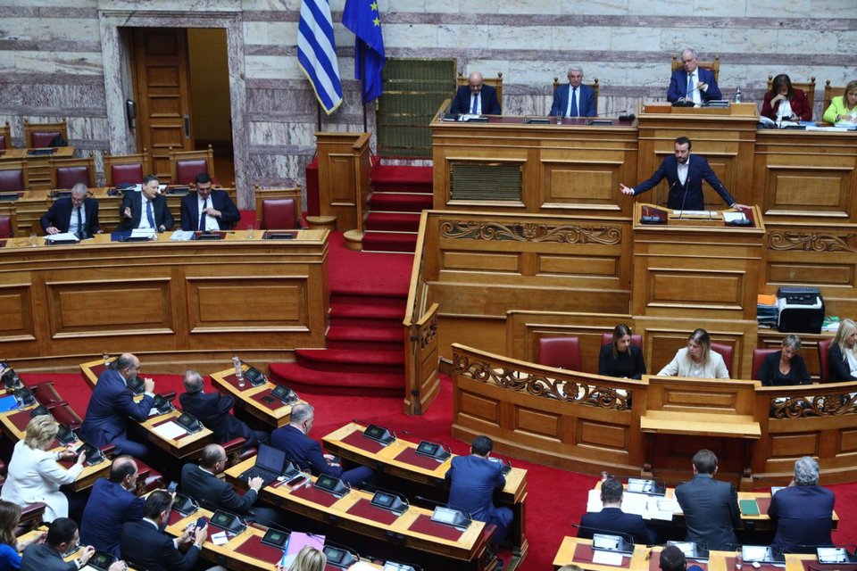 Ο Νίκος Παππάς στο βήμα της Ολομέλειας της Βουλής
