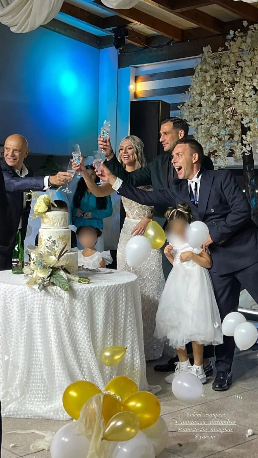 Η Ελένη Χαμπέρη και ο Αλέξανδρος Αναστασίου κόβουν τη γαμήλια τούρτα τους