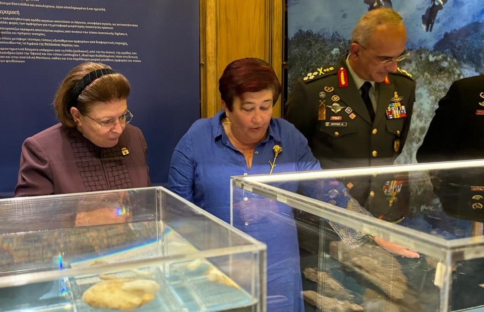 Η Υπουργός Πολιτισμού Λίνα Μενδώνη με την επίτιμη έφορο αρχαιοτήτων Αγγελική Σίμωσι