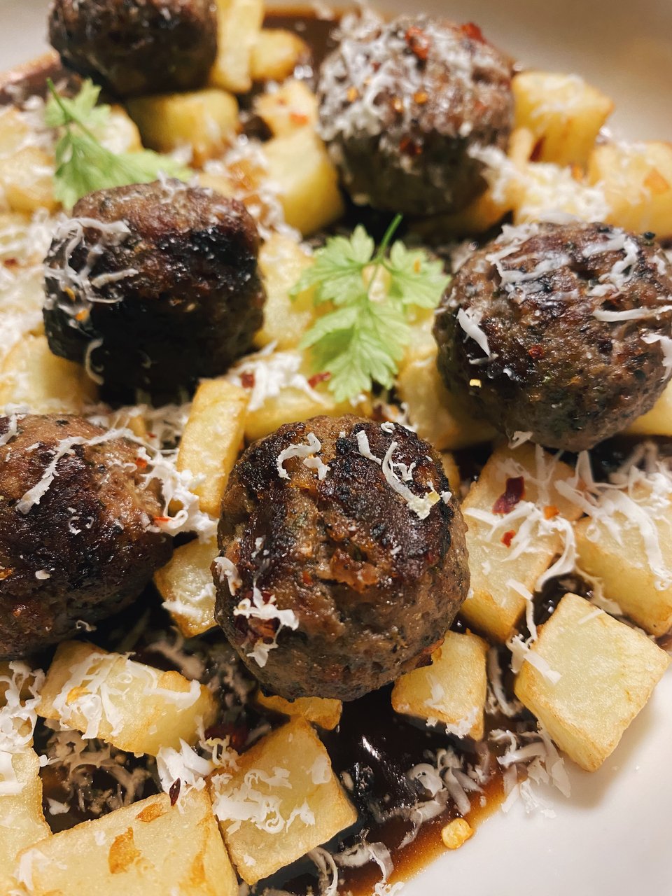 Τα καταπληκτικά κεφτεδάκια με τη σάλτσα ψητού / Φωτογραφία: Μάνος Λειβαδάρος/iefimerida