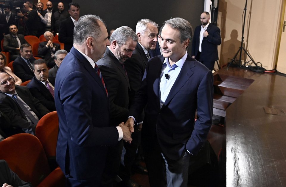 Χειραψία του Γιώργου Γεραπετρίτη με τον Κυριάκο Μητσοτάκη