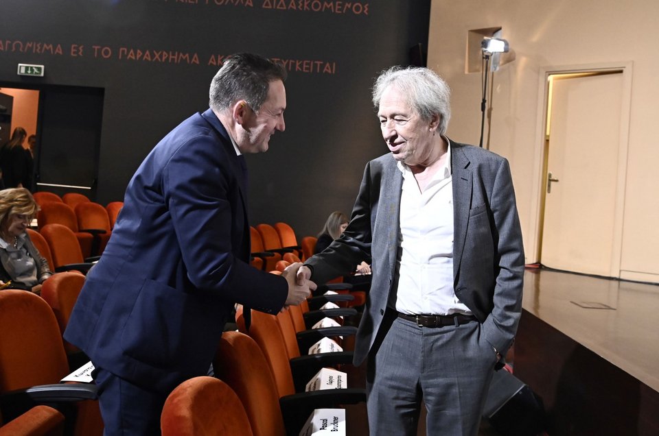 Ο Στέλιος Πέτσας χαιρετά τον Πασκάλ Μπρυκνέρ