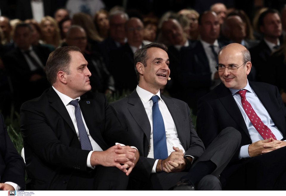 Απο δεξιά - Ο διοικητής της ΑΑΔΕ Γιώργος Πιτσιλής, ο πρωθυποιυργός Κυριάκος Μητσοτάκης και ο υπουργός Εθνικής Οικονομίας και Οικονομικών Κωστής Χατζηδάκης