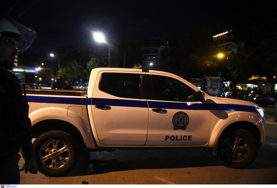 Ο Νίκος Ρωμανός αποχωρεί με αστυνομική συνοδεία από την Ευελπίδων / Φωτογραφία: Intimenews