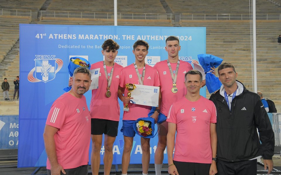  Πάνω: Νίκος Κλουβάτος, Γιώργος Μανουσίδης και Νικήτας Καλλίτσης, που κατέκτησαν τις τρεις πρώτες θέσεις στο 5χλμ&nbsp;Universities Night Run&nbsp;ΟΠΑΠ. Κάτω:&nbsp;Lukas&nbsp;Antos,&nbsp;Chief&nbsp;Customer&nbsp;Officer&nbsp;του ΟΠΑΠ,&nbsp;Ales&nbsp;Vesely, Διευθύνων Σύμβουλος της&nbsp;Sazka, και Γιώργος Ζούμας,&nbsp;Head&nbsp;of&nbsp;Sponsorships&nbsp;του ΟΠΑΠ 