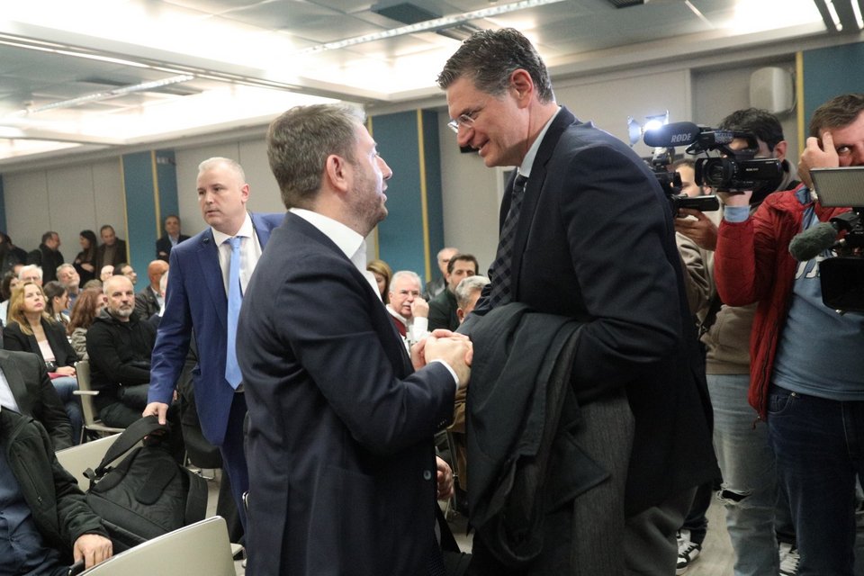 Ο πρόεδρος του ΠΑΣΟΚ με τον βουλευτή του ΣΥΡΙΖΑ Διονύση Καλαματιανό / Φωτογραφία: ΓΙΑΝΝΗΣ ΠΑΝΑΓΟΠΟΥΛΟΣ/EUROKINISSI