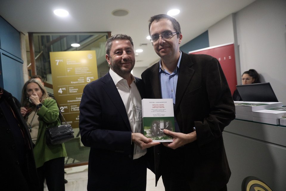 Ο Νίκος Ανδρουλάκης με τον συγγραφέα του βιβλίου, Βασίλης Ασημακόπουλος / Φωτογραφία: ΓΙΑΝΝΗΣ ΠΑΝΑΓΟΠΟΥΛΟΣ/EUROKINISSI