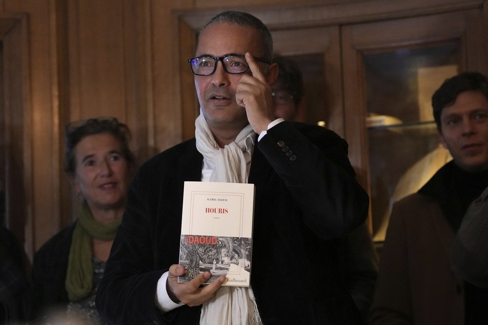 Στην Αλγερία «μου επιτίθενται γιατί δεν είμαι ούτε κομμουνιστής, ούτε αντιαποικιοκράτης με πατέντα, ούτε αντιγάλλος», έχει πει ο Καμέλ Νταούντ