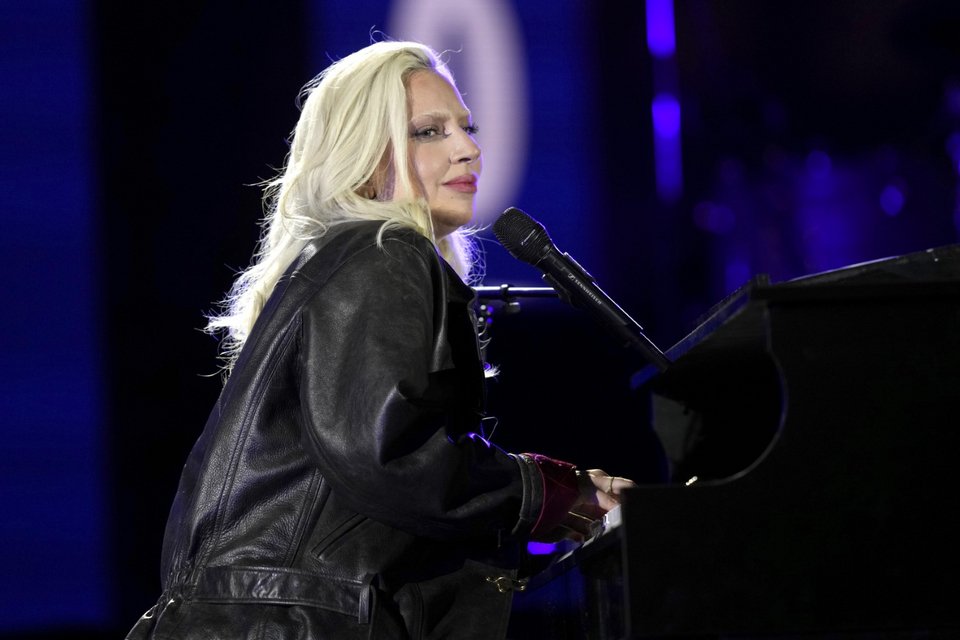 Η Lady Gaga στο πιάνο