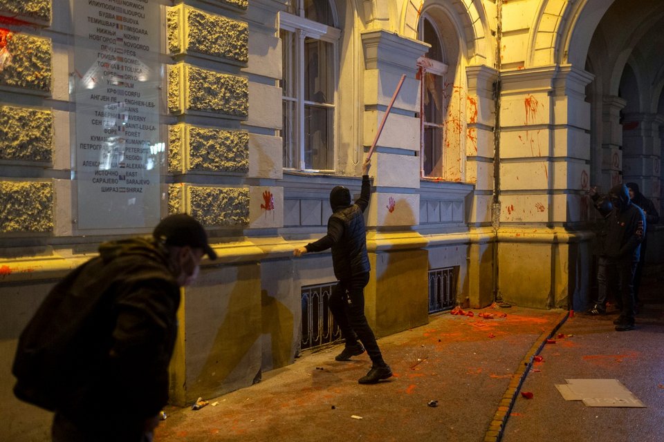 Σερβία: Επεισόδια σε διαδήλωση για το δυστύχημα στον σιδηροδρομικό σταθμό του Νόβι Σαντ / AP