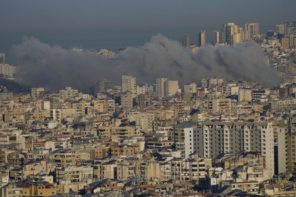 Νέφος γκρίζου καπνού να υψώνεται στον ουρανό της Βηρυτού