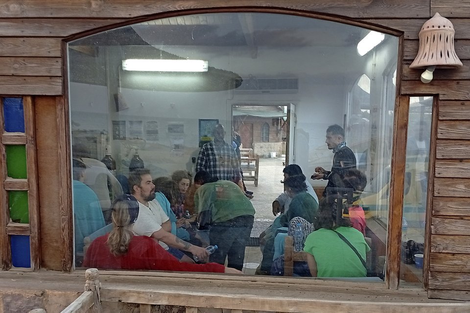 28 επιζώντες διασώθηκαν με ελαφρά τραύματα, χωρίς να χρειαστεί να νοσηλευτούν