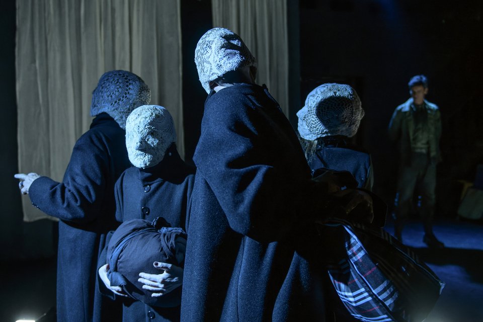 Για την τρίτη θέση, οι αναγνώστες του "αθηνοράματος" επέλεξαν το "Η λέξη πρόοδος στο στόμα της μητέρας μου ηχούσε πολύ φάλτσα",