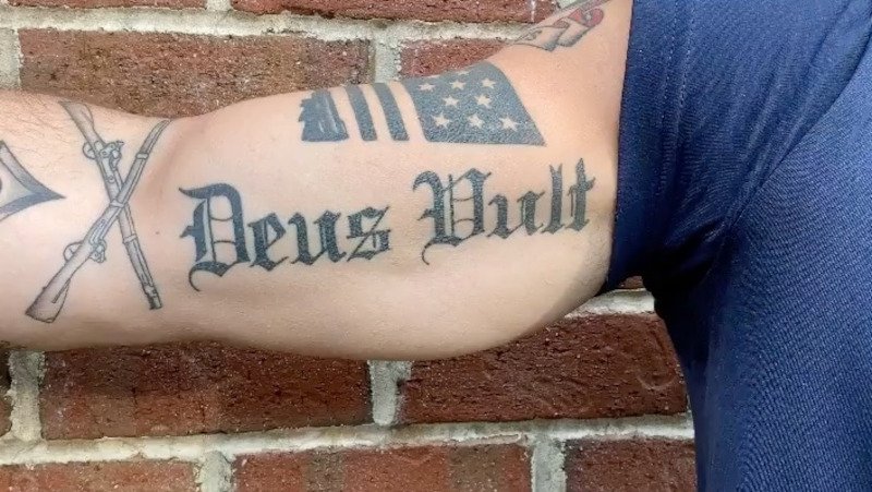 Το σύνθημα «Deus Vult», «Ο Θεός το θέλει» στα λατινικά χρησιμοποιούσαν ως πολεμική ιαχή οι σταυροφόροι