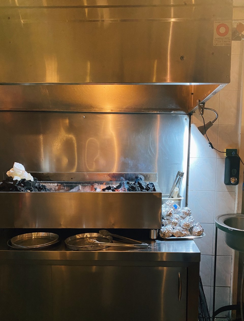 Το πρώτο πράγμα που βλέπεις μπαίνοντας: οι πατάτες που έχουν βγει μόλις από τη θράκα / Φωτογραφία: Μάνος Λειβαδάρος/iefimerida