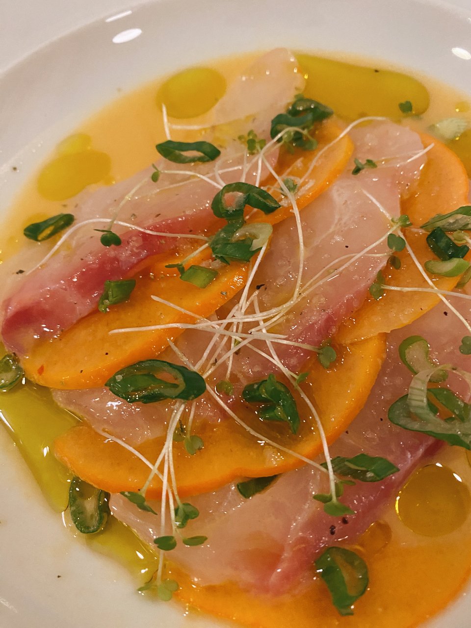 Ωμή συναγρίδα με λωτό / Φωτογραφία: Μάνος Λειβαδάρος/iefimerida