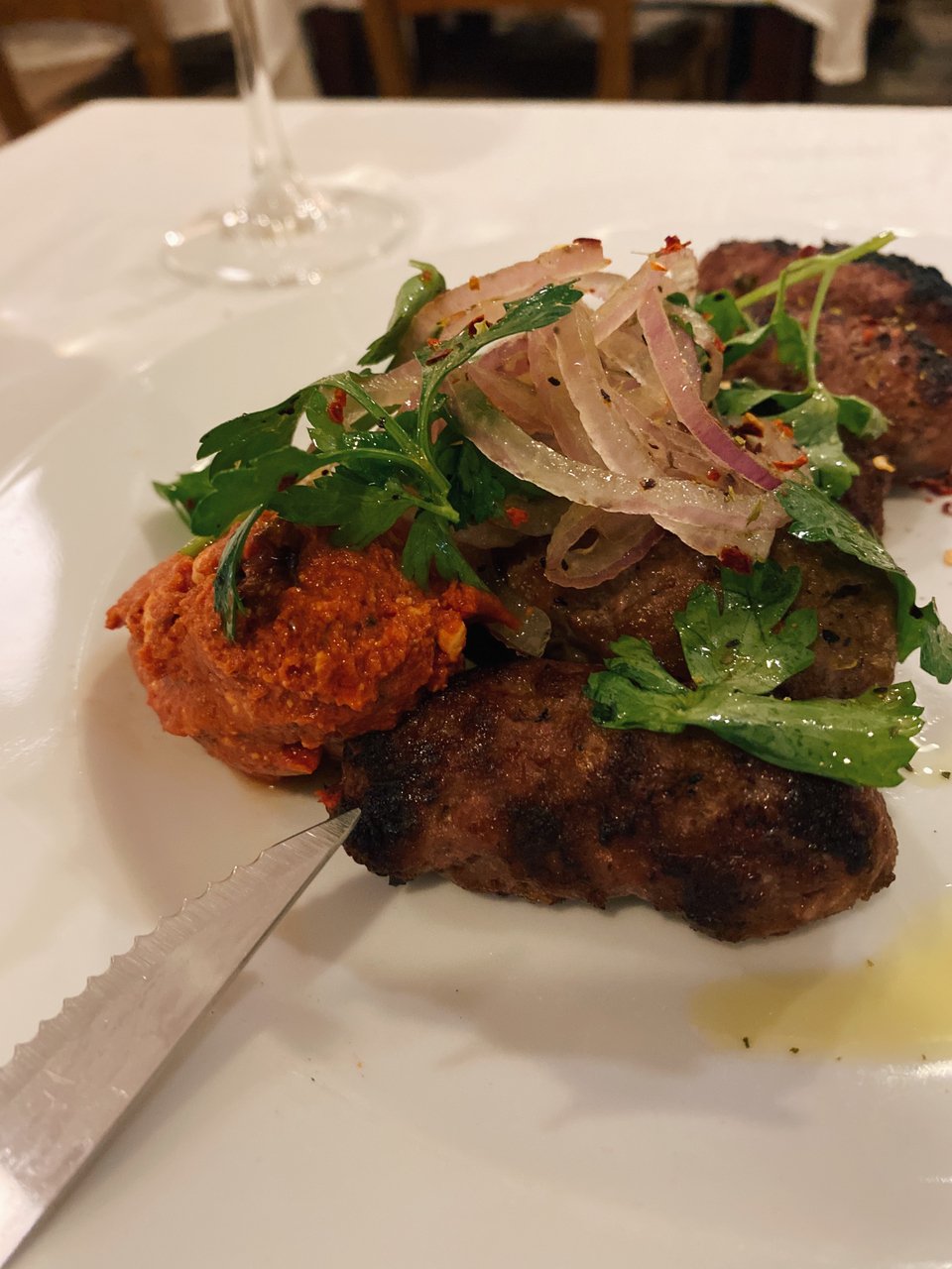 Κεμπάπ με κρέμα πελτέ και φέτα / Φωτογραφία: Μάνος Λειβαδάρος/iefimerida