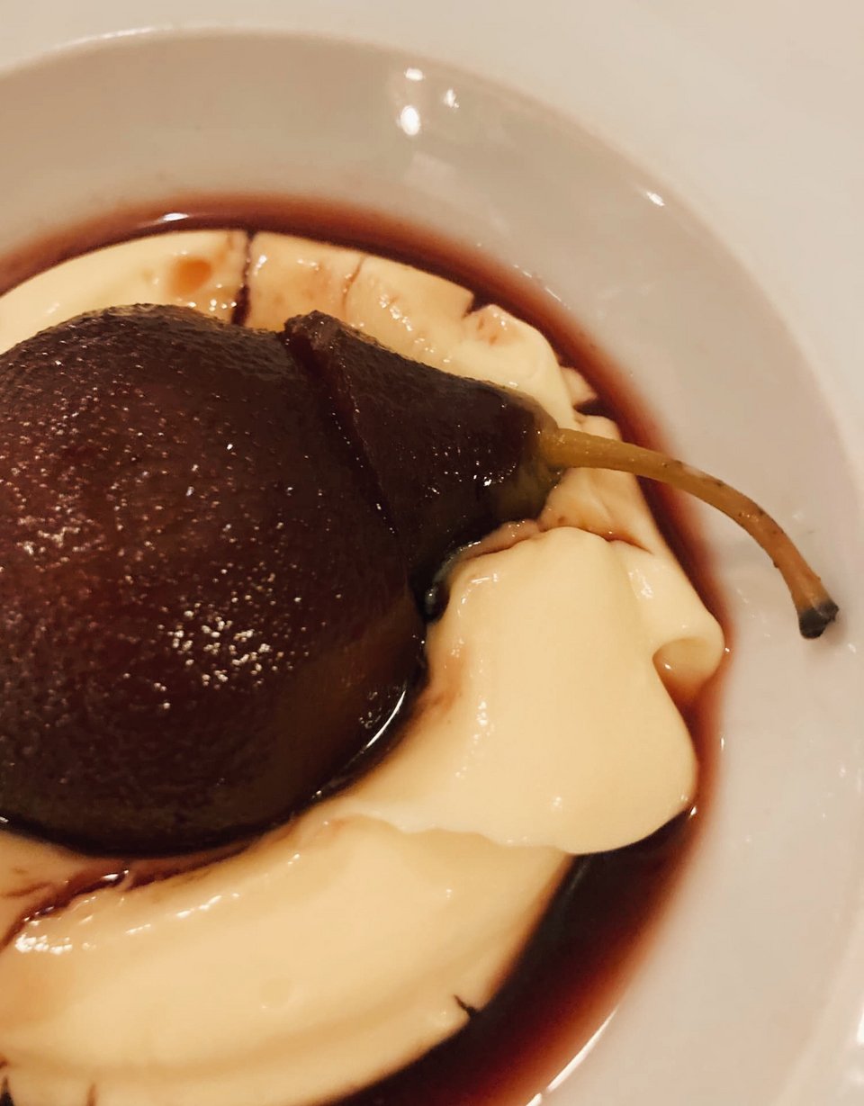 Αχλάδι σε μαυροδάφνη / Φωτογραφία: Μάνος Λειβαδάρος/iefimerida