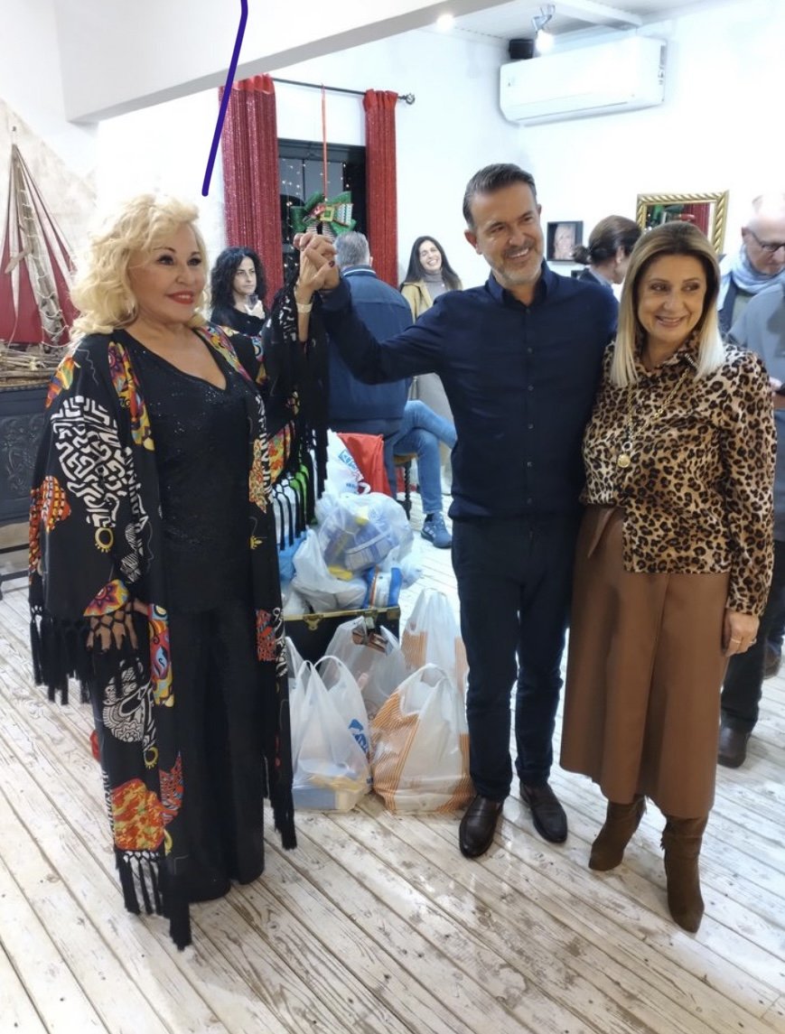 Με την τραγουδίστρια Μπέσσυ Αργυράκη