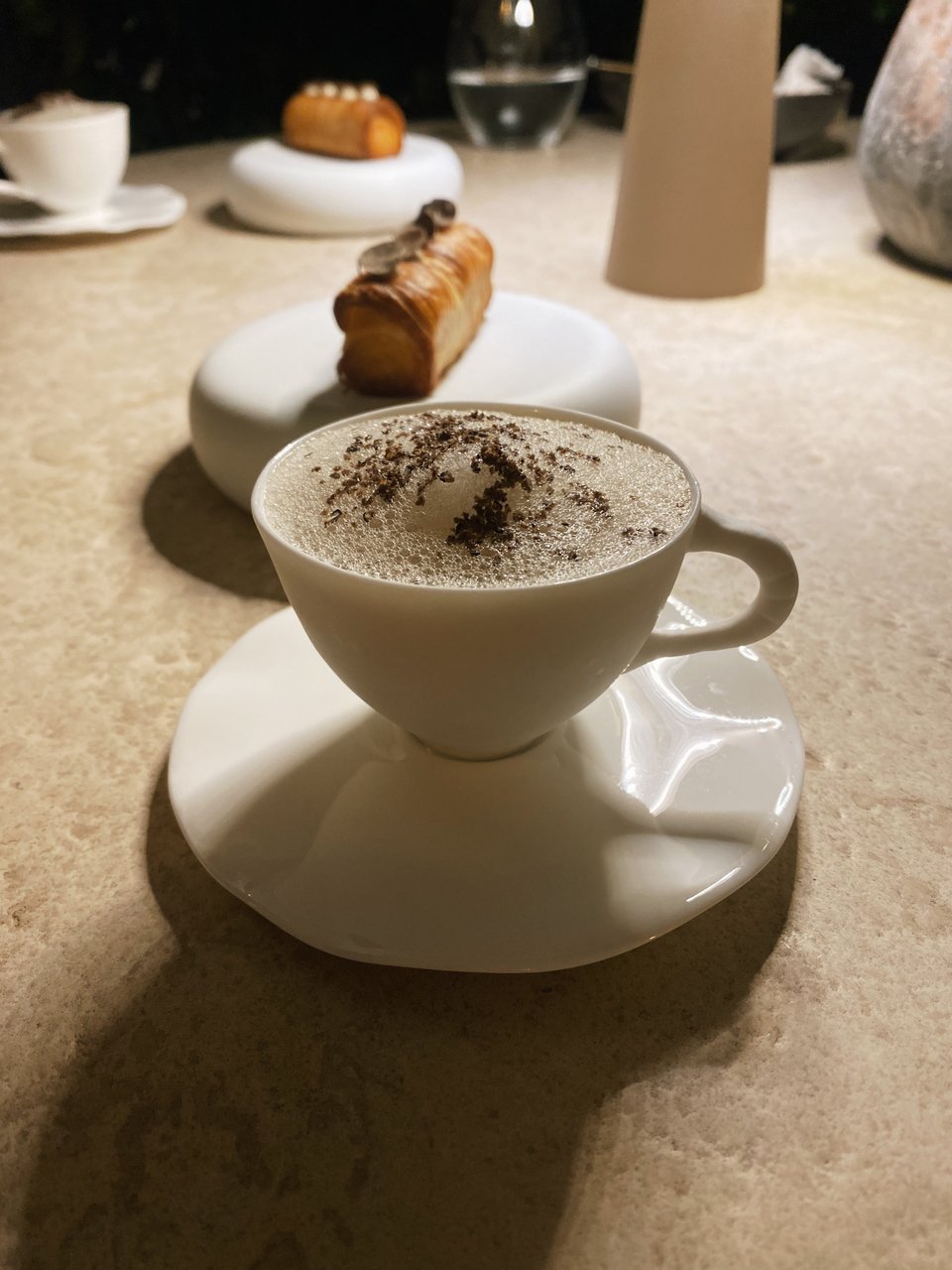 Η σούπα μανιταριών σερβιρισμένη σαν καφές σε μινιατούρα φλιτζάνιου.  