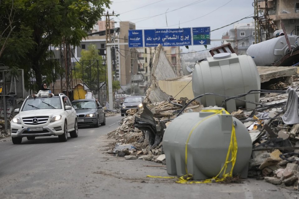 Εικόνες καταστροφής αντίκρισαν οι εκτοπισμένοι Λιβανέζοι επιστρέφοντας στις πόλεις και τα χωριά τους