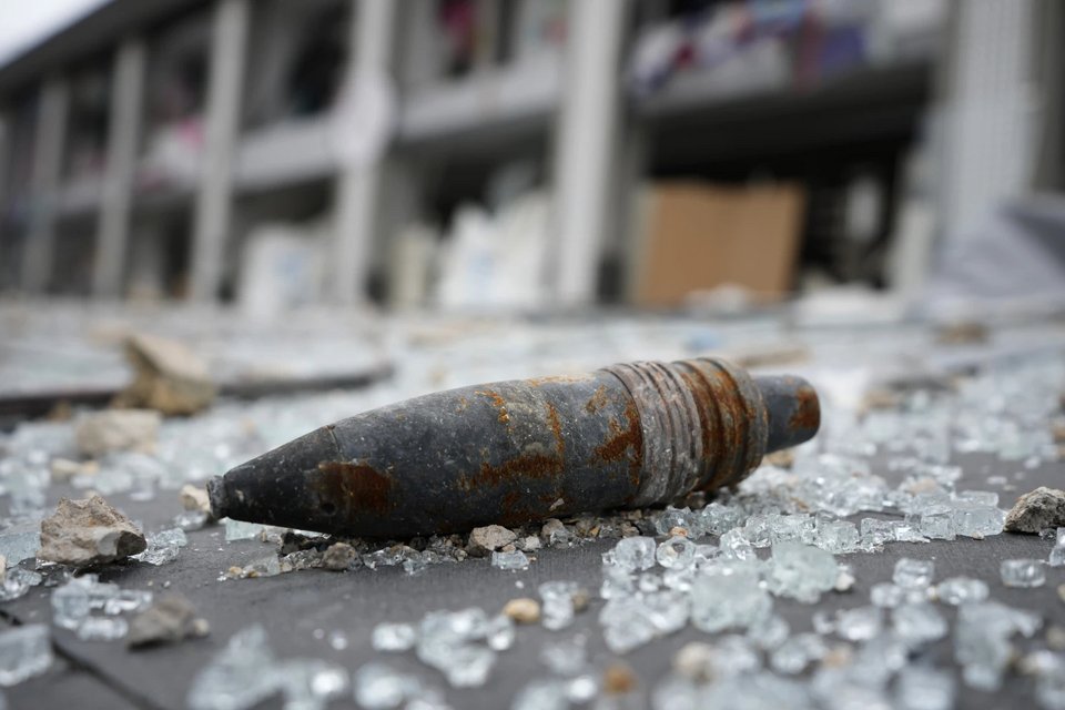 Οβίδα σε δρόμο βομβαρδισμένης συνοικίας της Τύρου