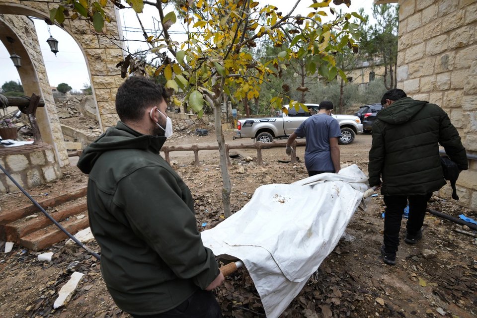 Λιβανέζοι μεταφέρουν τη σορό θύματος ισραηλινού βομβαρδισμού σε χωριό του νοτίου Λιβάνου