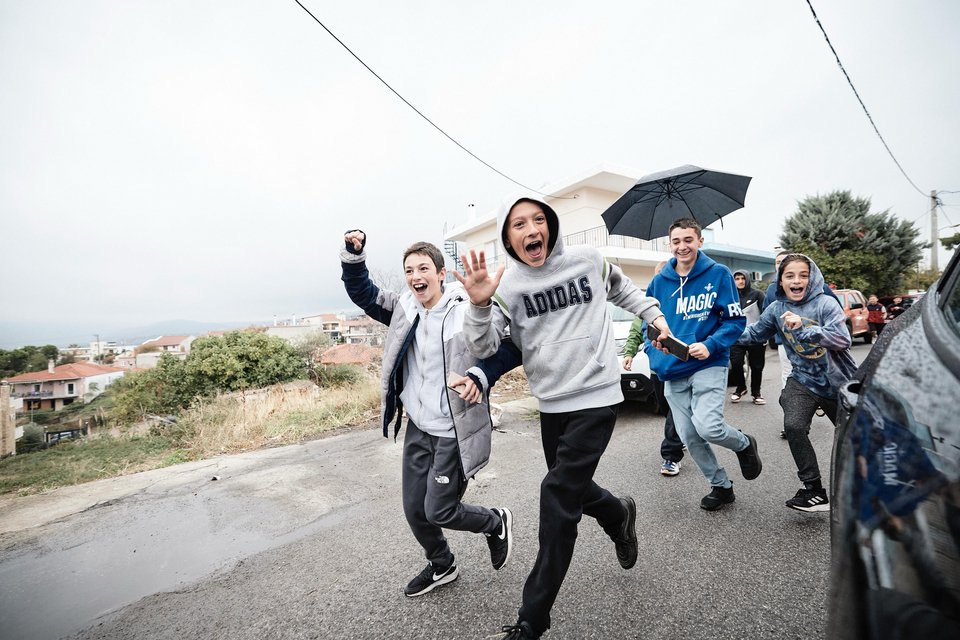 Ο Κυριάκος Μητσοτάκης πήγε... βόλτα πιτσιρικά με το πρωθυπουργικό όχημα στο Καπανδρίτι