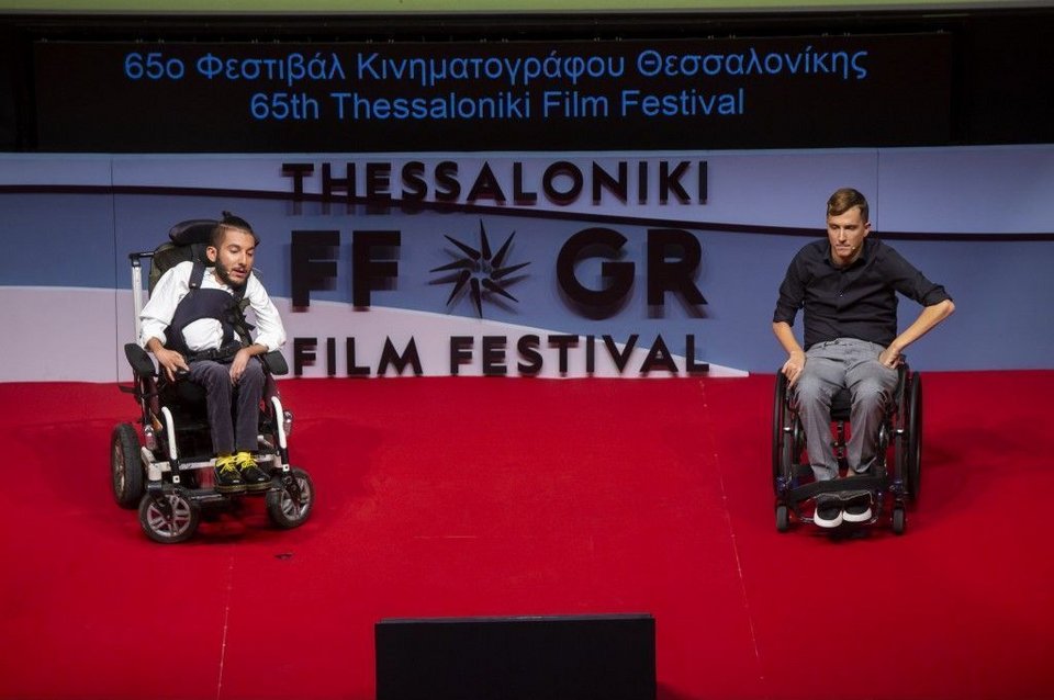 Σε ζεστή ατμόσφαιρα, και με την απολαυστική παρουσίαση από τους Cool Crips, Σπύρο Νταντανίδη και Γρηγόρη Χρυσικό, να κλέβει την παράσταση, πραγματοποιήθηκε η τελετή έναρξης του 65ου Φεστιβάλ Κινηματογράφου Θεσσαλονίκης