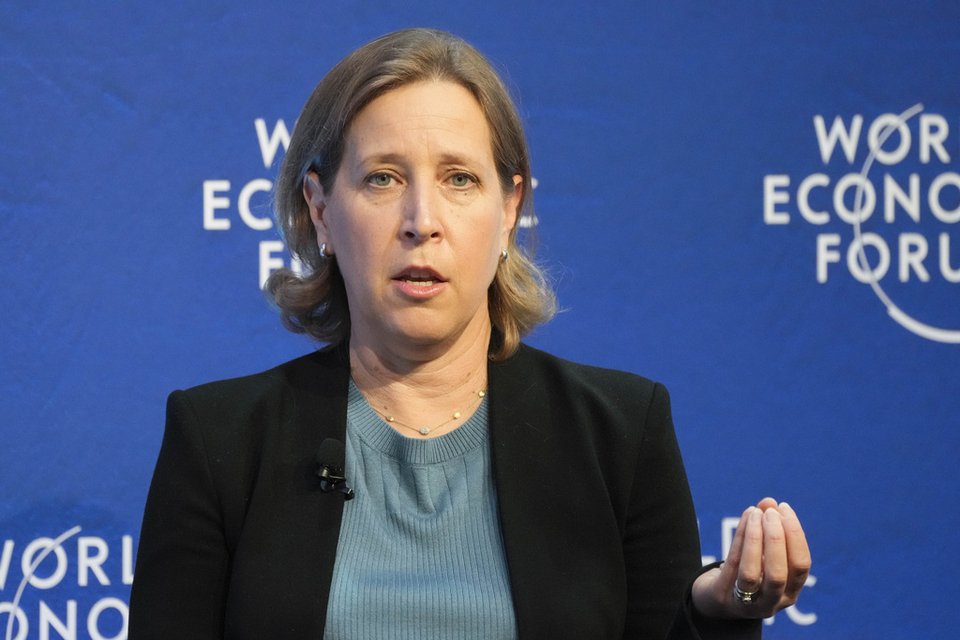 Η διευθύνουσα σύμβουλος του YouTube Susan Wojcicki μιλάει κατά τη διάρκεια μιας συνομιλίας στο Παγκόσμιο Οικονομικό Φόρουμ στο Νταβός της Ελβετίας, στις 24 Μαΐου 2022