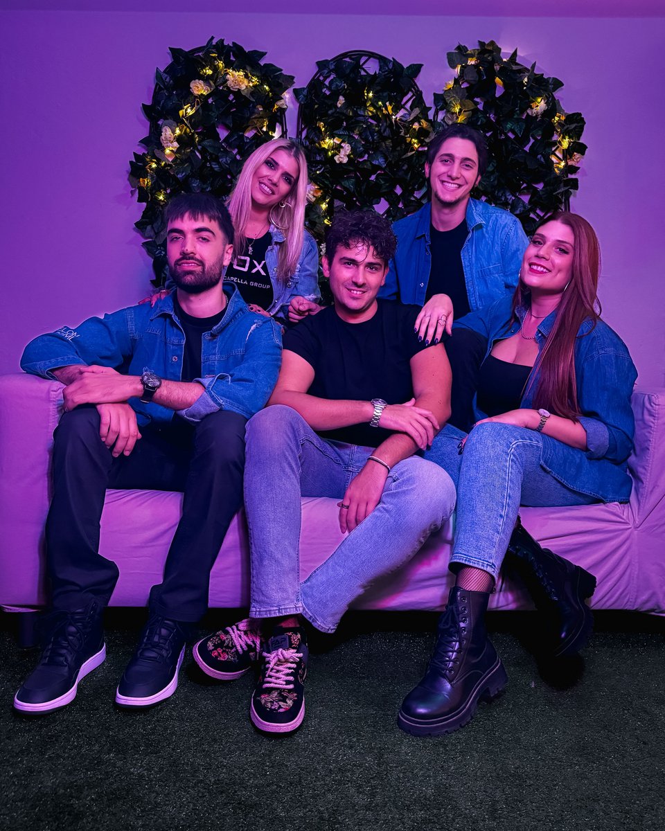 Οι VOX The Acapella Group είναι το πρώτο pop πολυφωνικό συγκρότημα στην Ελλάδα που παράγει μουσική μόνο με την ανθρώπινη φωνή