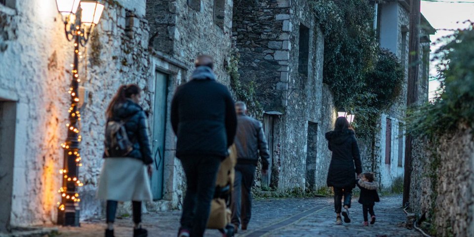 Ντόπιοι καλλιτέχνες μεταμορφώνονται σε «μουσικούς του δρόμου» και υποδέχονται μικρούς και μεγάλους, πλημμυρίζοντας τα σοκάκια με χριστουγεννιάτικες μελωδίες