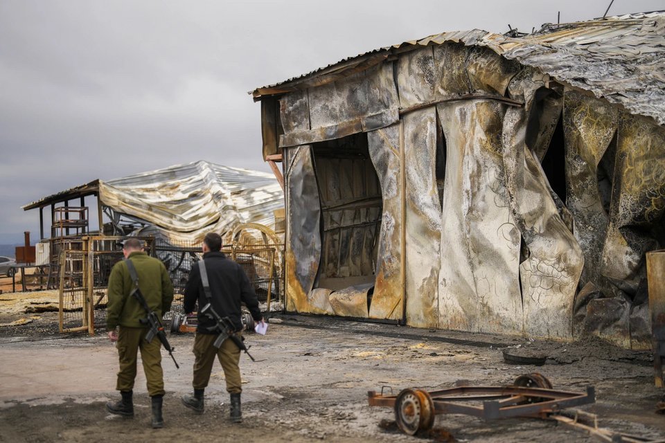 Ισραηλινοί στρατιώτες δίπλα σε κατεστραμμένο από ρουκέτες της Χεζμπολάχ αγρόκτημα στην Αβιβίμ του βορείου Ισραήλ