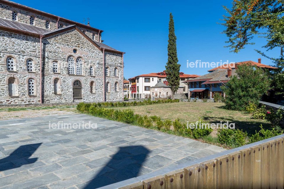 Ο εξωτερικός χώρος του ξενώνα στο Αγιο Ορος