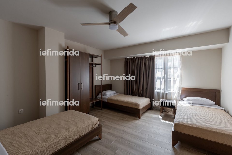 Ενα από τα τρίκλινα δωμάτια του ξενώνα 