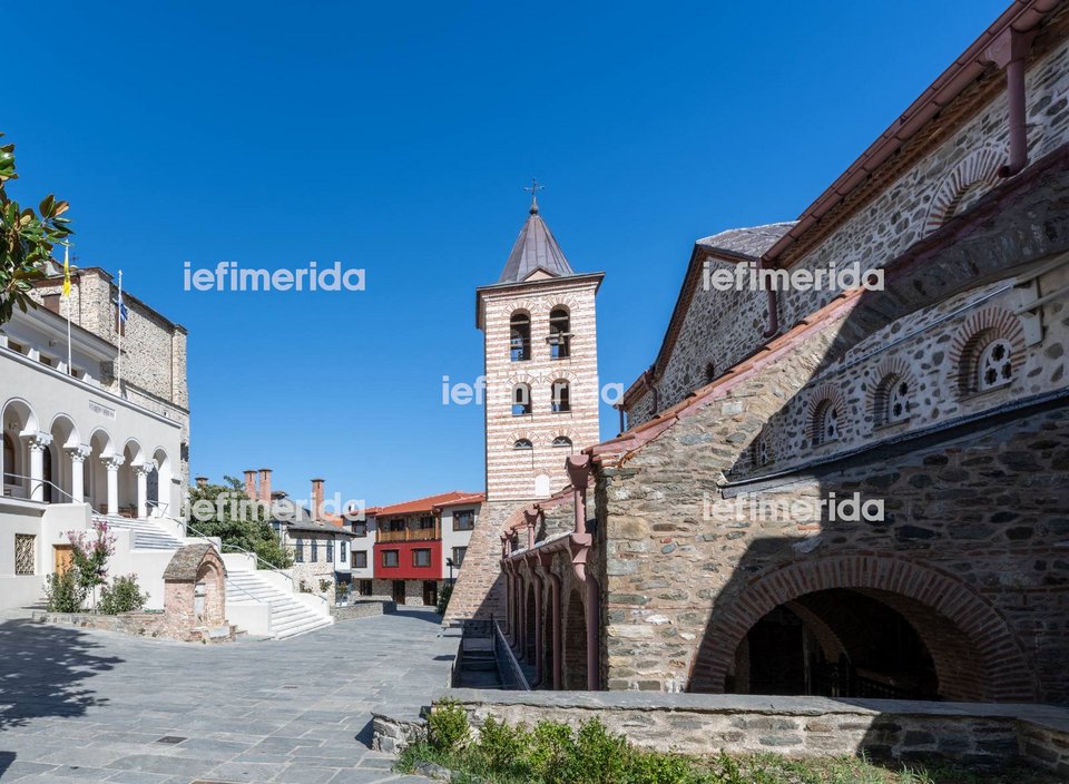 Βρίσκεται σε ένα παραδοσιακό κτίσμα με επένδυση  από Αγιορείτικη πέτρα και κουφώματα από ξύλο καστανιάς