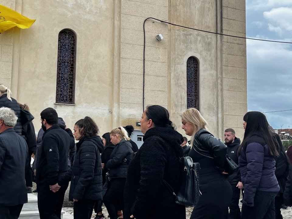 Κόσμος στην εκκλησία για την εξόδιο ακολουθία