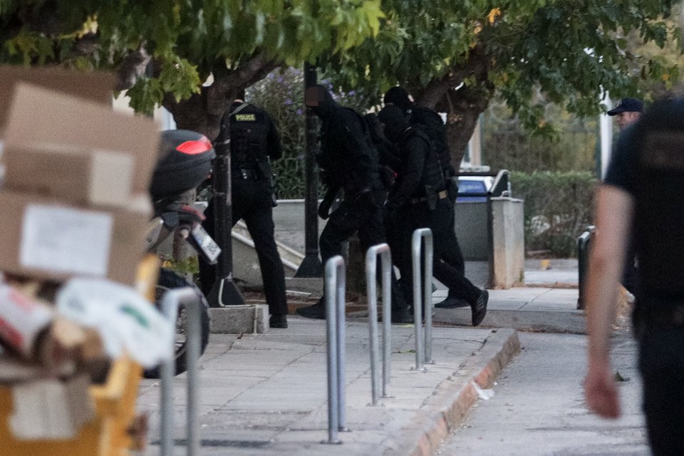 Στον εισαγγελέα ο 31χρονος που συνελήφθη από την Αντιτρομοκρατική για την έκρηξη στους Αμπελόκηπους / Φωτογραφία: Eurokinissi