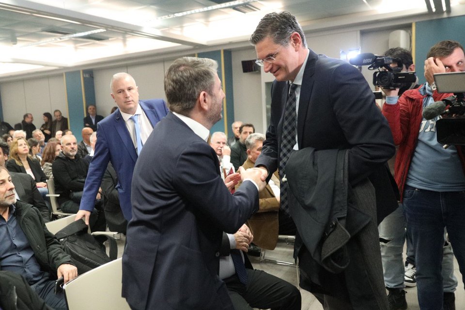 Ο πρόεδρος του ΠΑΣΟΚ με τον βουλευτή του ΣΥΡΙΖΑ Διονύση Καλαματιανό / Φωτογραφία: ΓΙΑΝΝΗΣ ΠΑΝΑΓΟΠΟΥΛΟΣ/EUROKINISSI