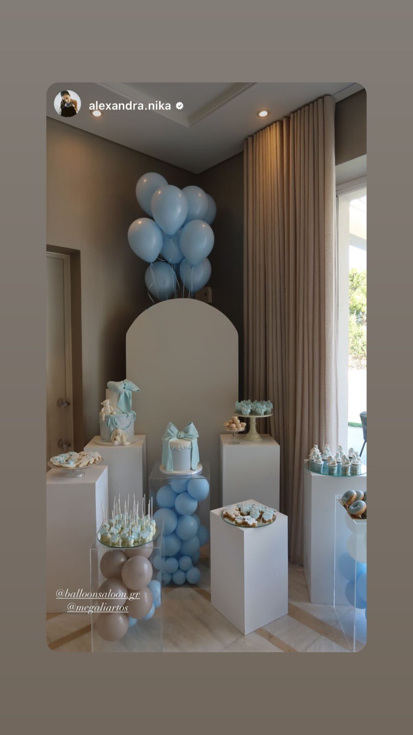 Ένα εντυπωσιακό candy bar είχε στηθεί σε μία γωνία του σπιτιού του ζευγαριού
