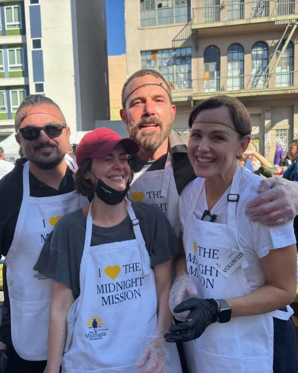 «I Love The Midnight Mission», Μπεν Άφλεκ-Τζένιφερ Γκάρνερ μοίρασαν γεύματα με αφορμή την Ημέρα των Ευχαριστιών